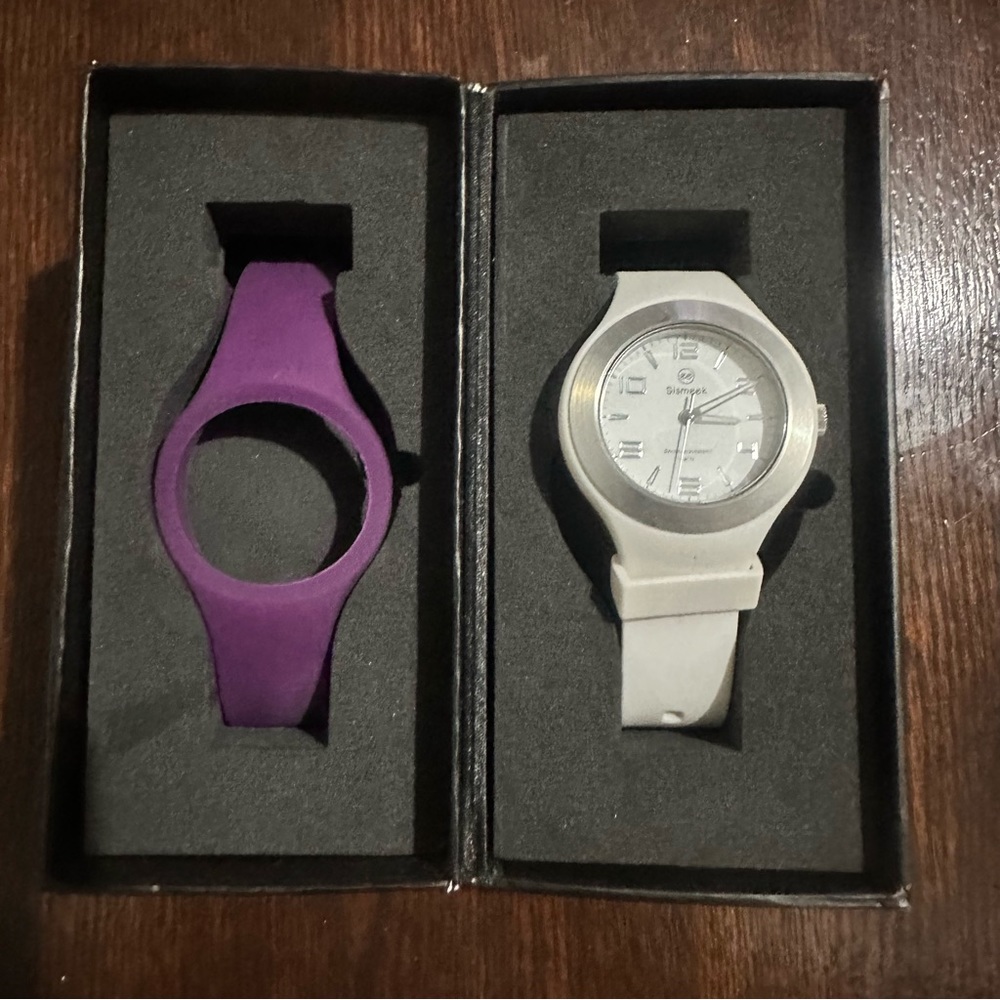 Sismeek with interchangeable bracelets (blue, white, green and purple)